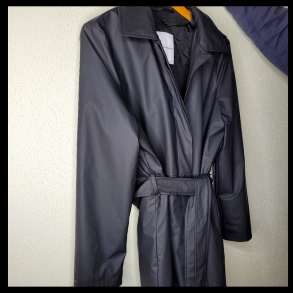 Brand New BANANA REPUBLIC 2 IN 1 RAINCOAT - BRAND NEW - NEVER WORN